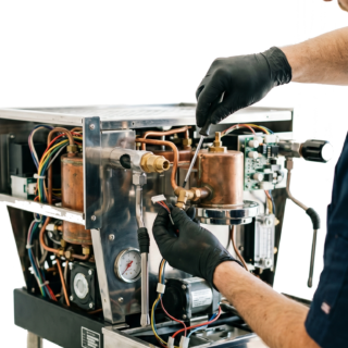 Technik Coffee Locum podczas naprawy profesjonalnego ekspresu do kawy